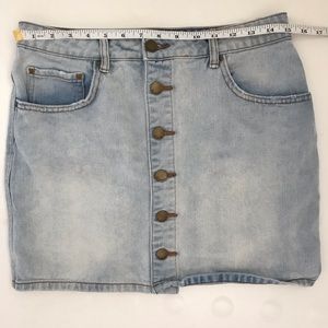 Denim mini skirt.
Button up front.
5 pocket style.
Fitted.
Denim.
